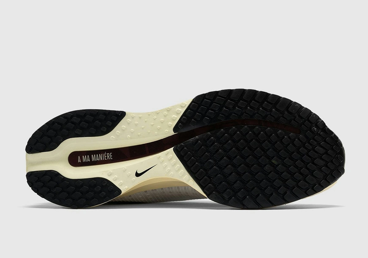 A Ma Maniére x Nike Pegasus Premium Summit White Metallic Silver vue de profil