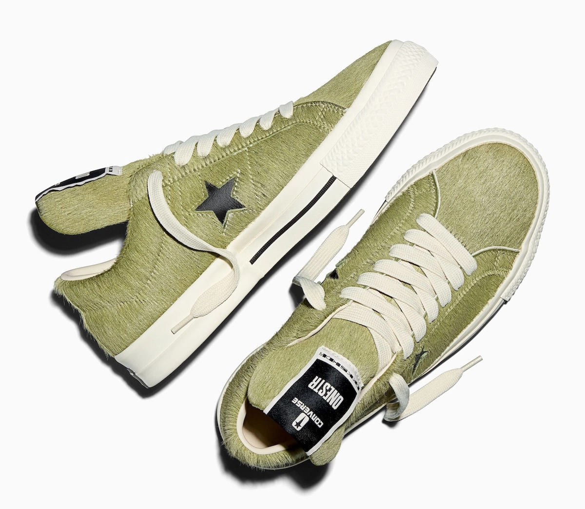 paire de sneakers Rick Owens Converse DRKSHDW vertes vue de côté et du dessus posées sur fond blanc