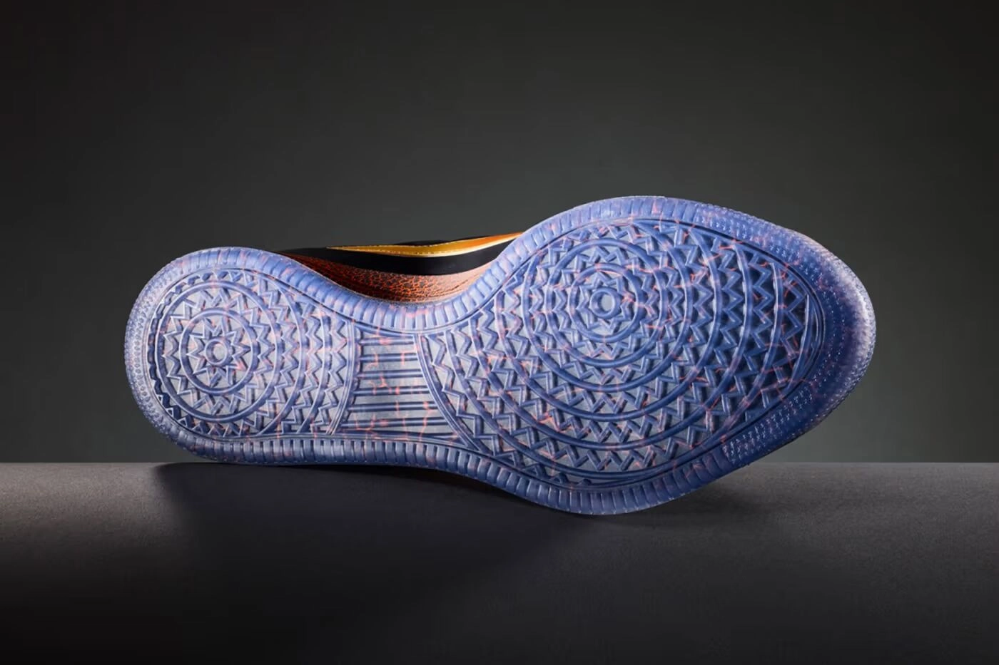 Vue de dessous de la semelle sneaker Nike Book 2 avec motif circulaire bleu