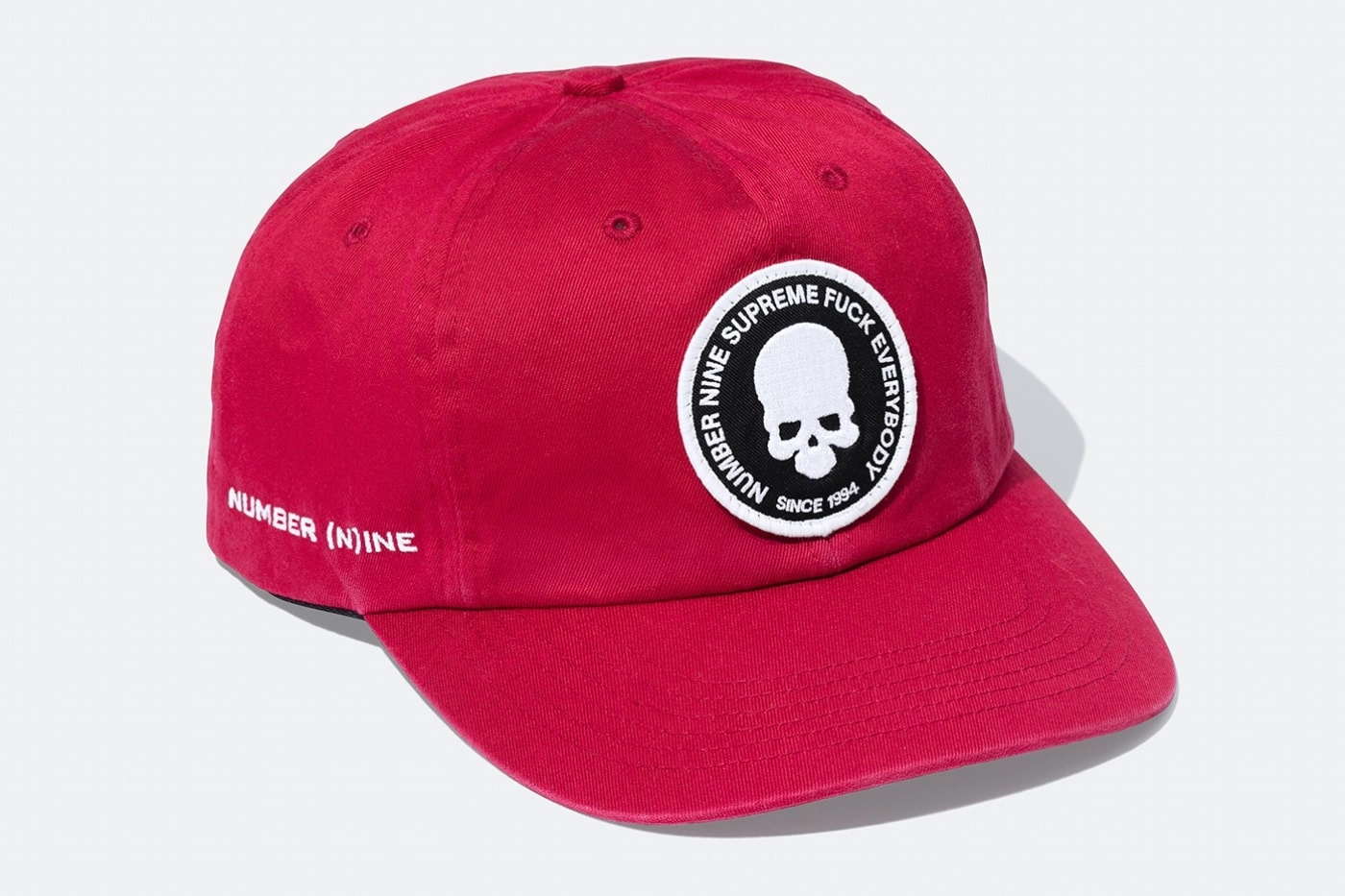casquette rouge collaboration Supreme et Number (N)ine avec logo crâne brodé sur fond gris
