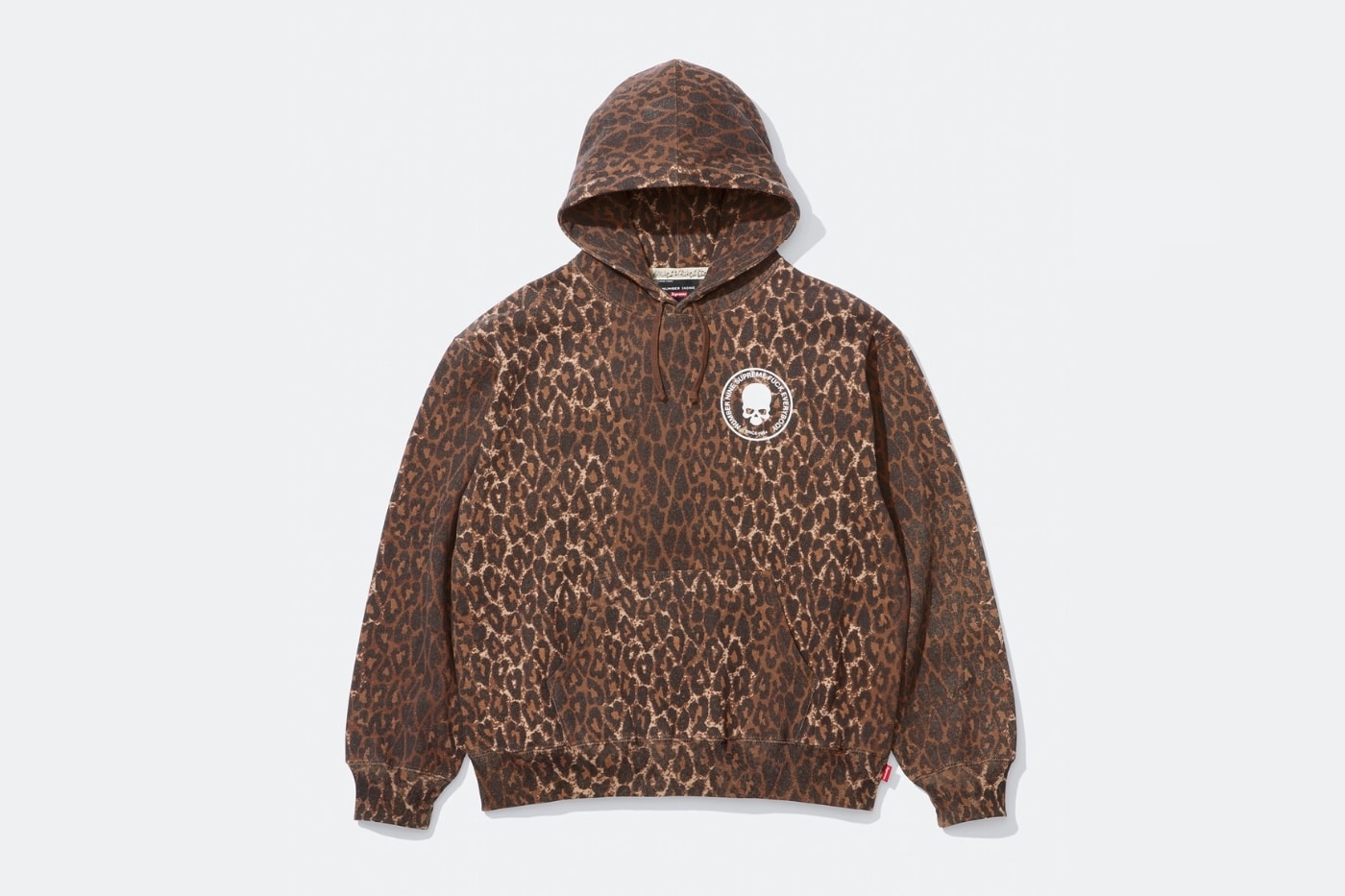 hoodie camouflage léopard Supreme x Number (N)ine avec logo crâne sur fond blanc