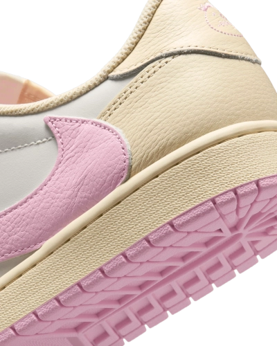 date-de-sortie-de-la-air-jordan 1-low x-travis scott-muslin-and-shy-pink-iq7604-100