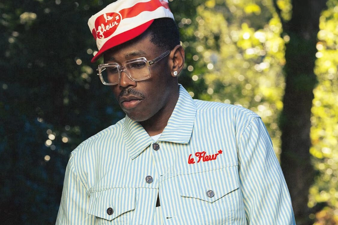 portrait de tyler the creator portant un ensemble fleur