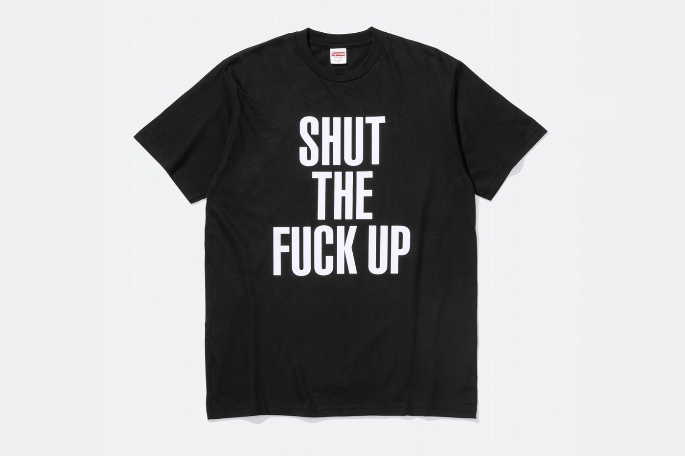 t-shirt noir Supreme avec texte blanc "SHUT THE FUCK UP" vu de face