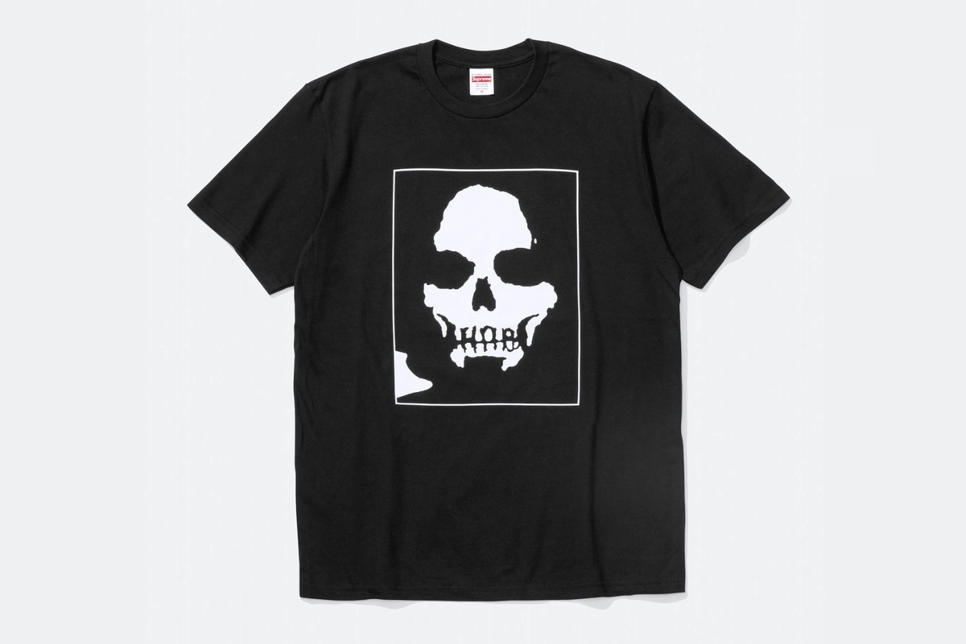 t-shirt noir Supreme x Number (N)ine avec motif tête de mort sur fond blanc