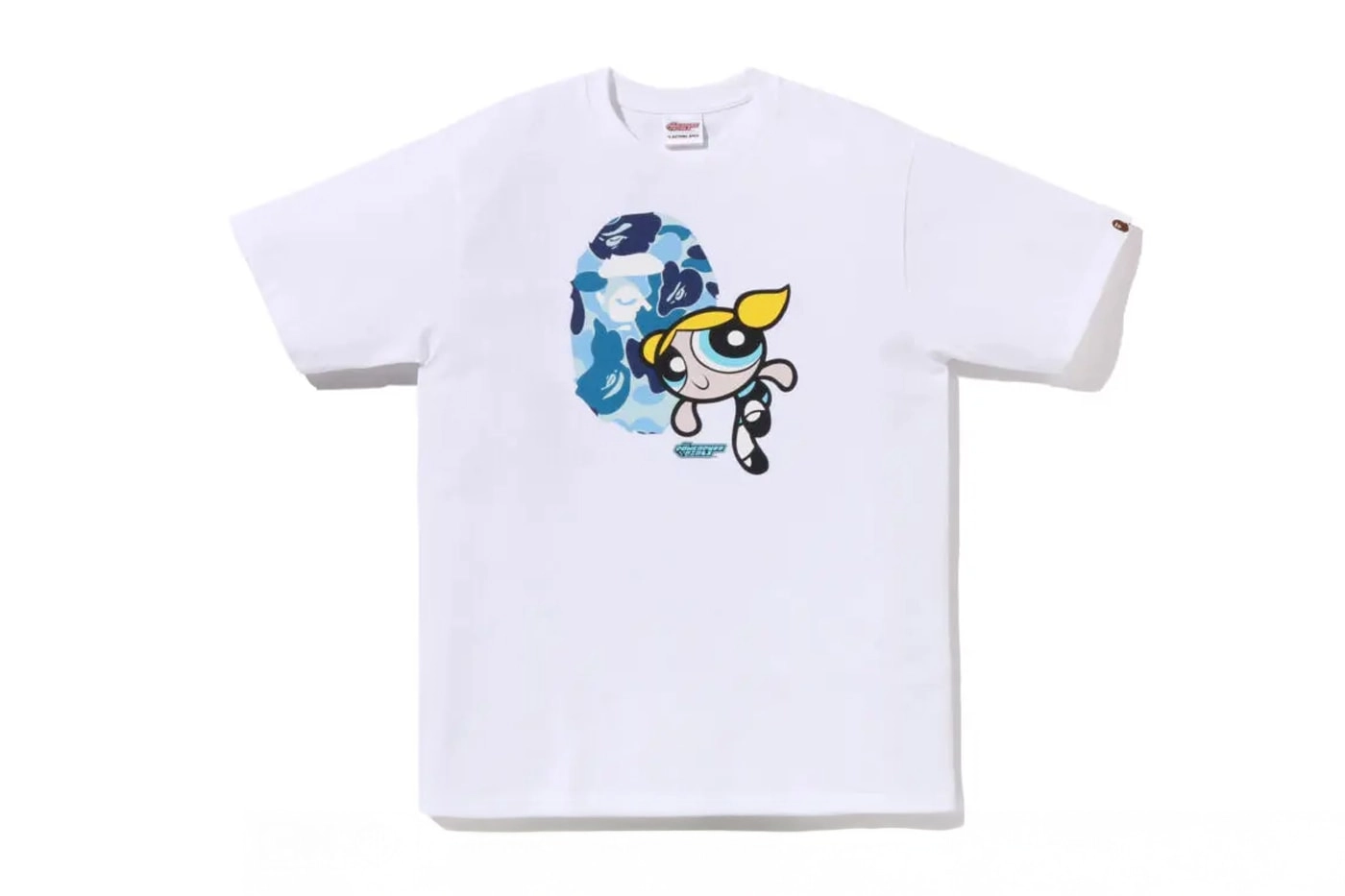 T-shirt blanc BAPE avec motif Bubbles des Powerpuff Girls et logo camo bleu