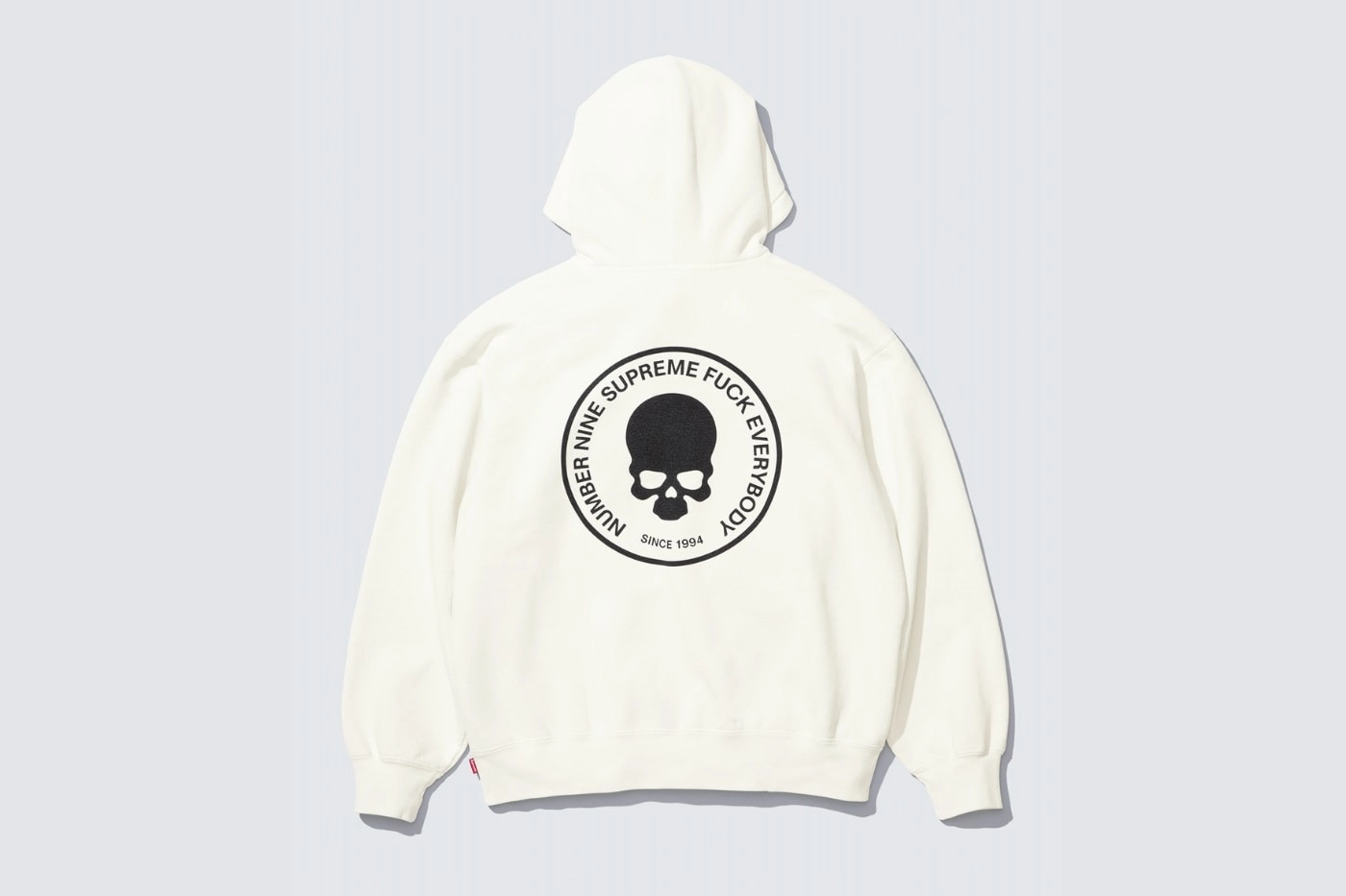hoodie blanc Supreme x Number N(I)ne vue de dos avec grand logo crâne noir