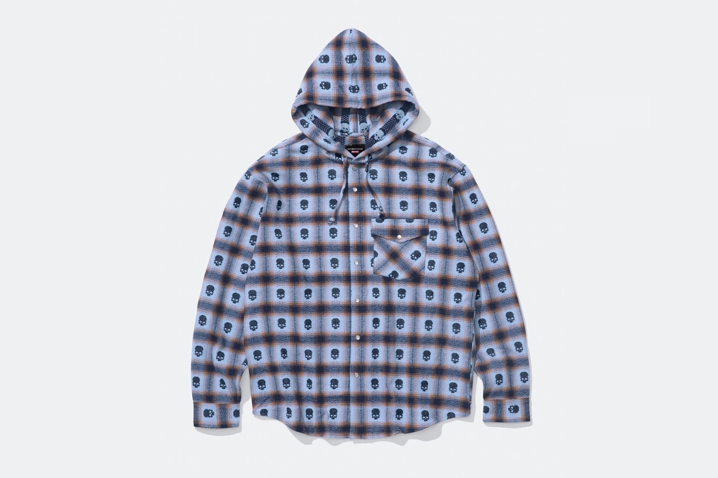 chemise à capuche Supreme x Number Nine bleu et marron avec motifs de crânes sur fond blanc