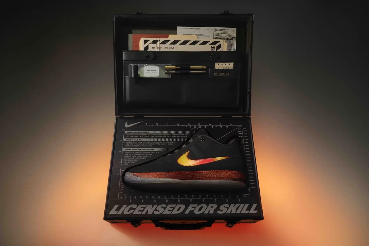 Sneaker Nike noire et orange avec logo sur côté placée dans une mallette ouverte illuminée