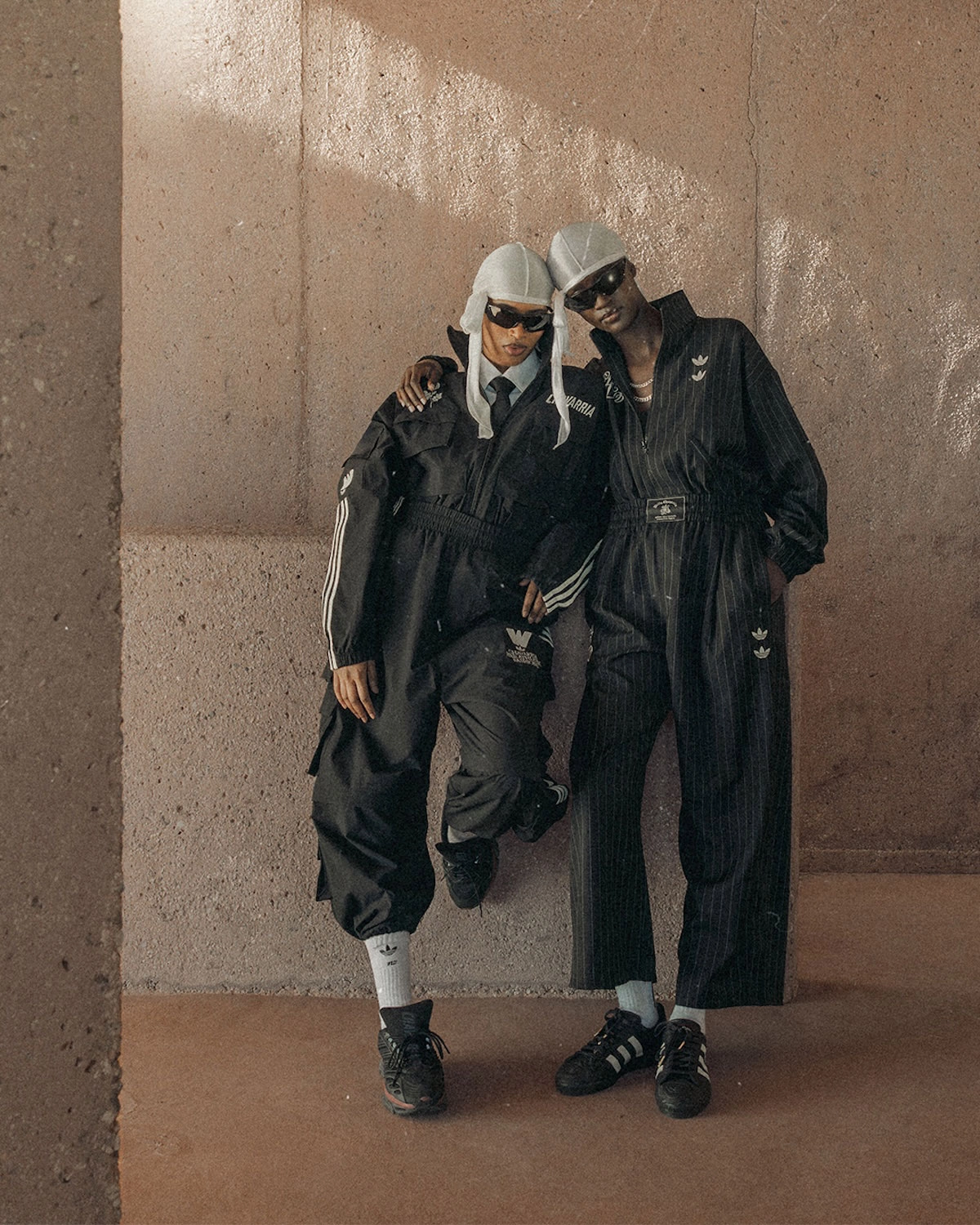 Campagne Love Prevails, deux modèles en survêtement à rayures Chavarria x adidas