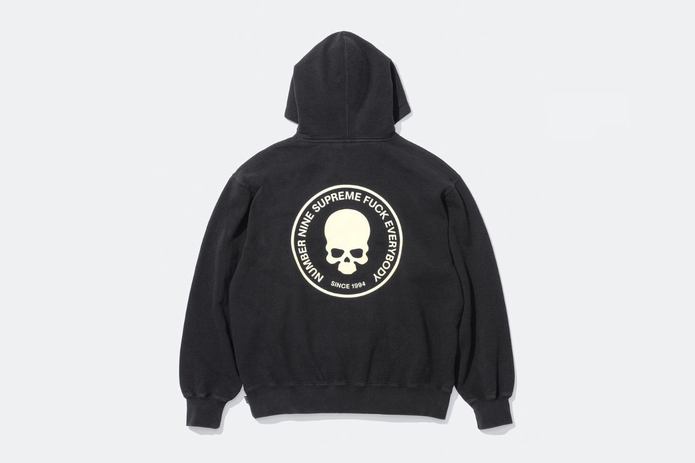 hoodie noir Supreme x Number N(ine) avec logo tête de mort au dos