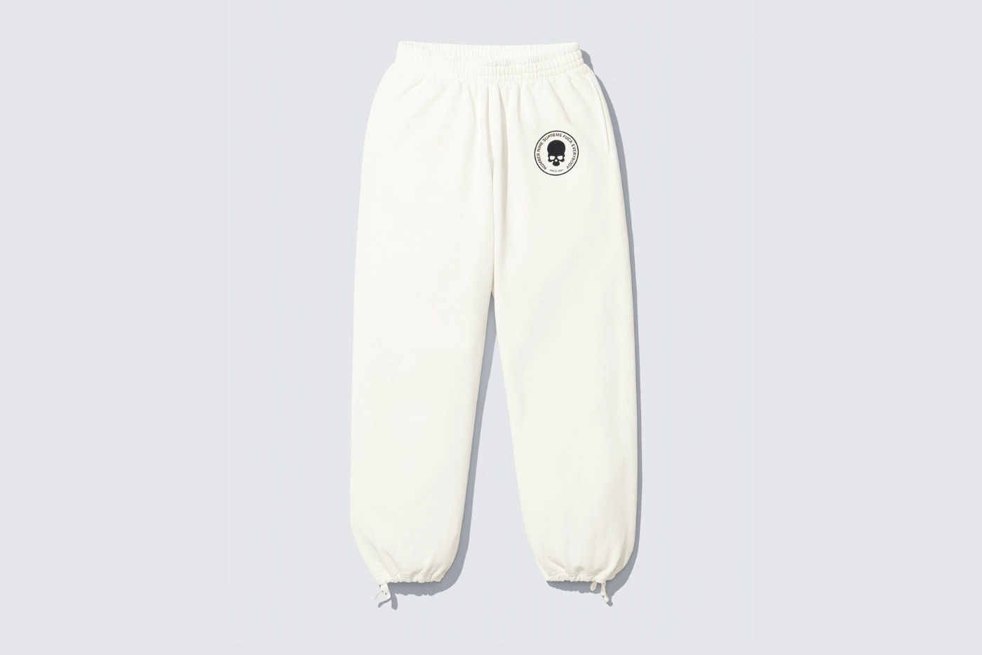 pantalon blanc Supreme x Number (N)ine avec logo noir sur fond gris