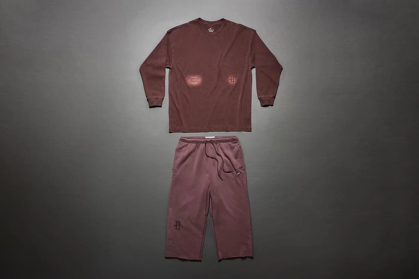 Sweat et pantalon marron Nike x Devin Booker posés à plat sur fond gris