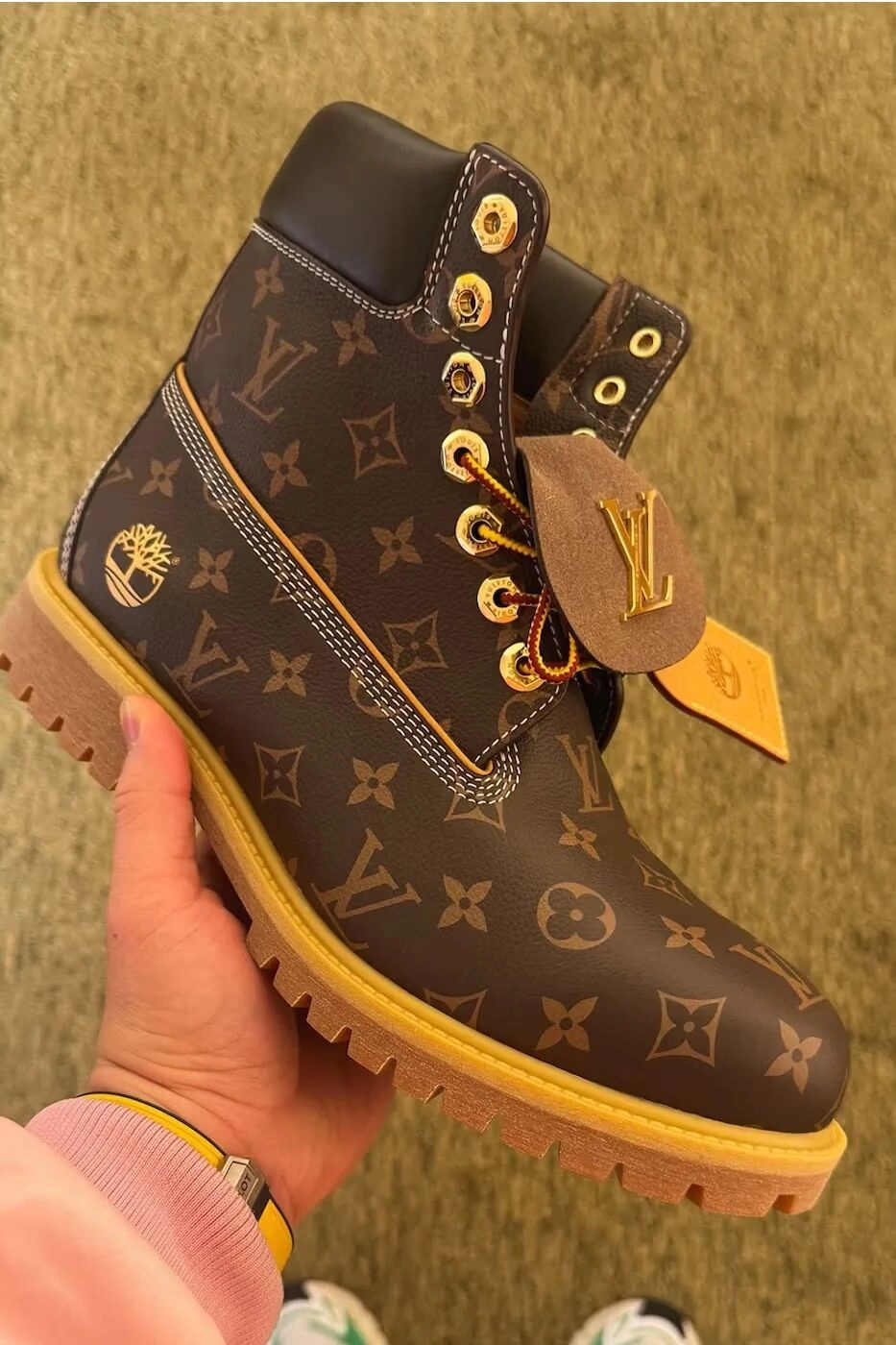 Bottes Louis Vuitton x Timberland en cuir monogramme tenues à la main