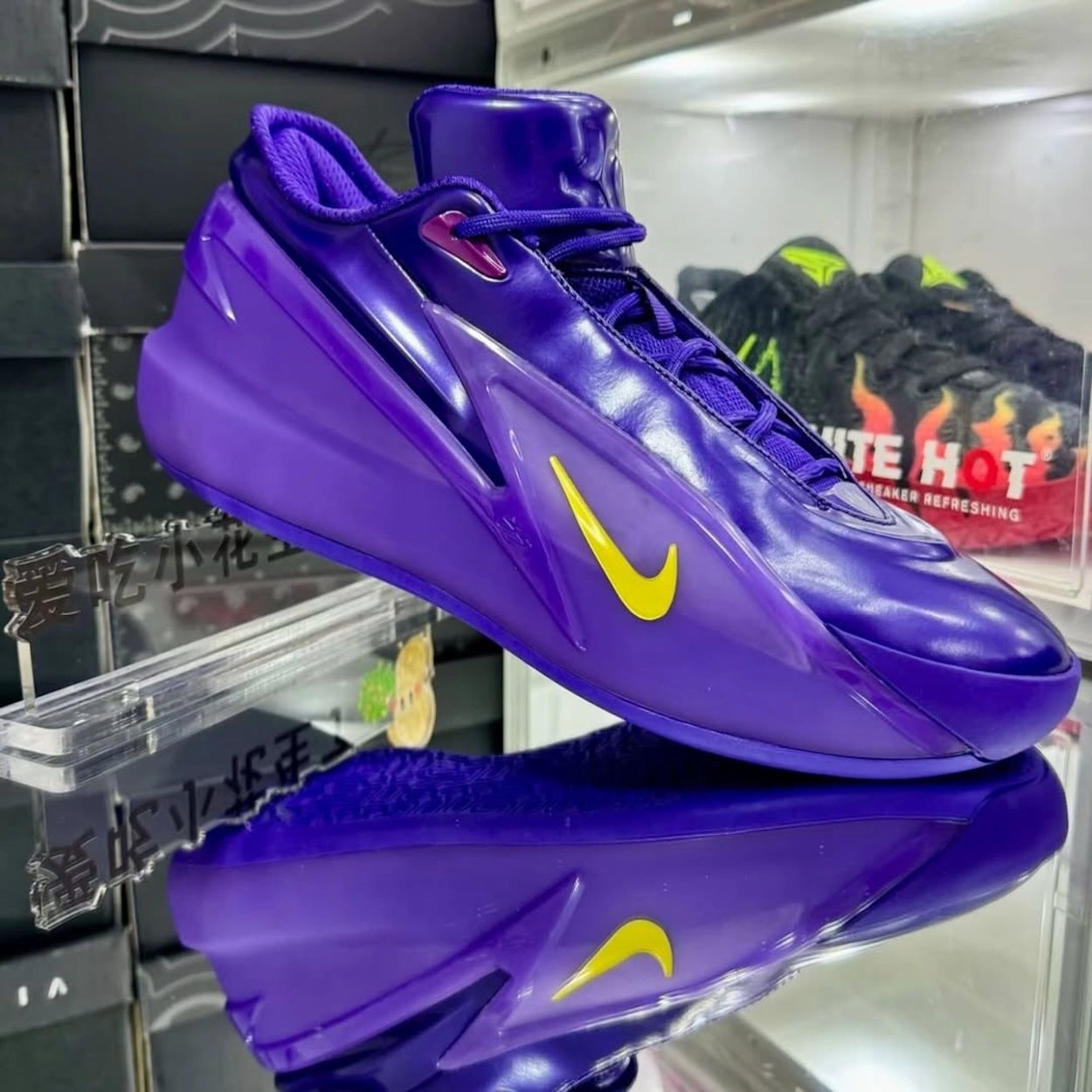 NOCTA Nike KD 19 violet vue de profil avec Swoosh jaune