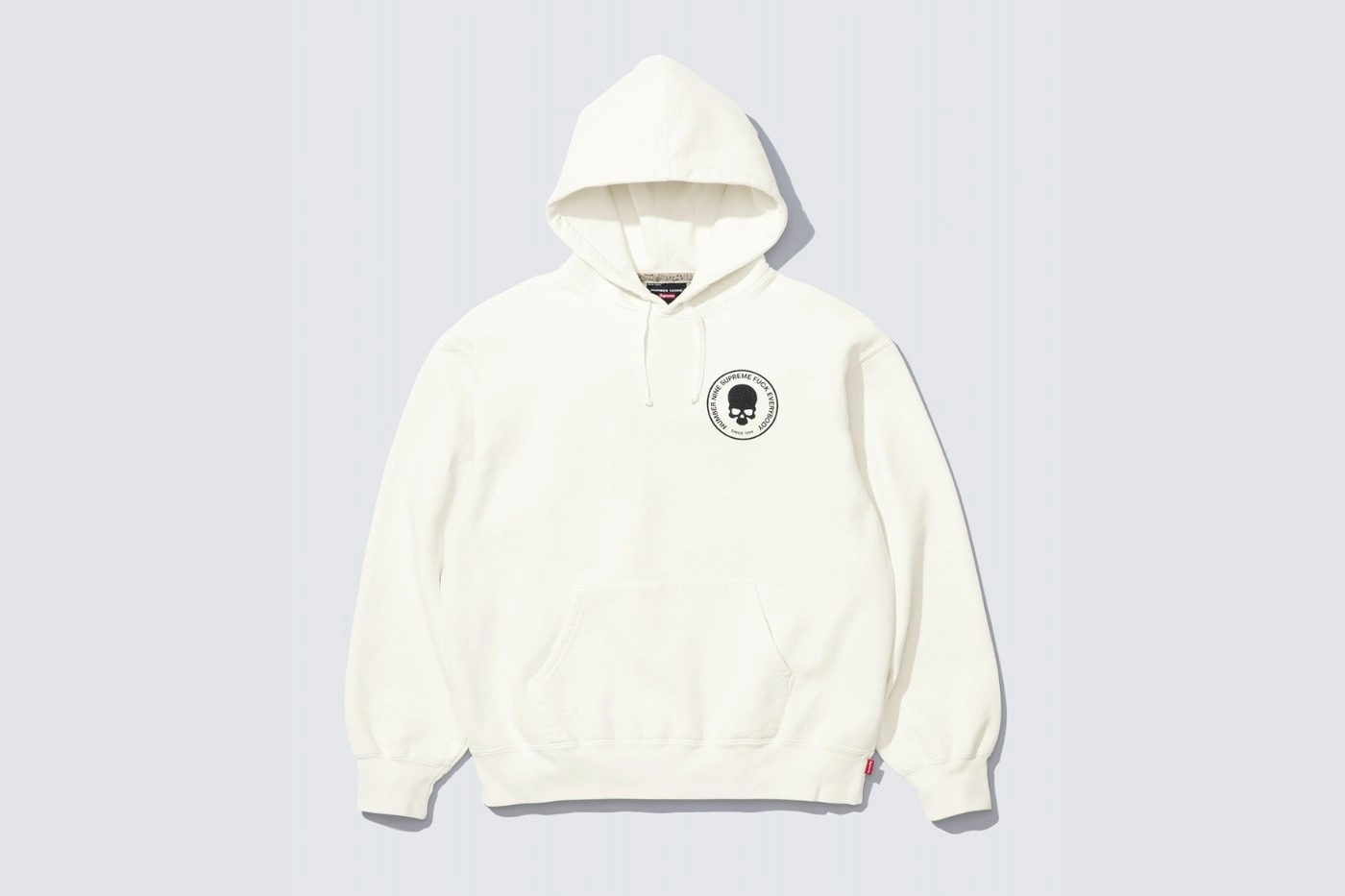 hoodie blanc Supreme x Number N(I)ne avec logo crâne à gauche sur fond gris