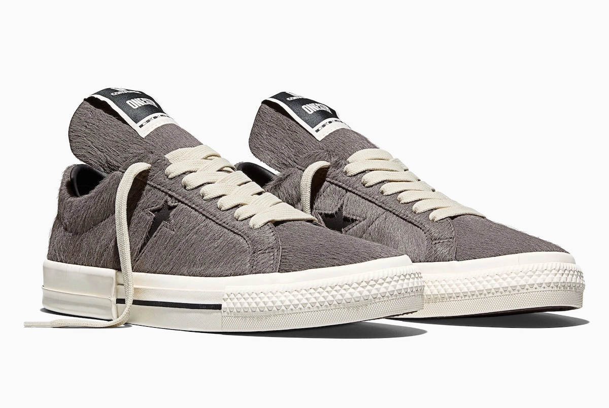 sneakers Rick Owens Converse DRKSHDW grises avec lacets crème vues de trois quart sur fond blanc