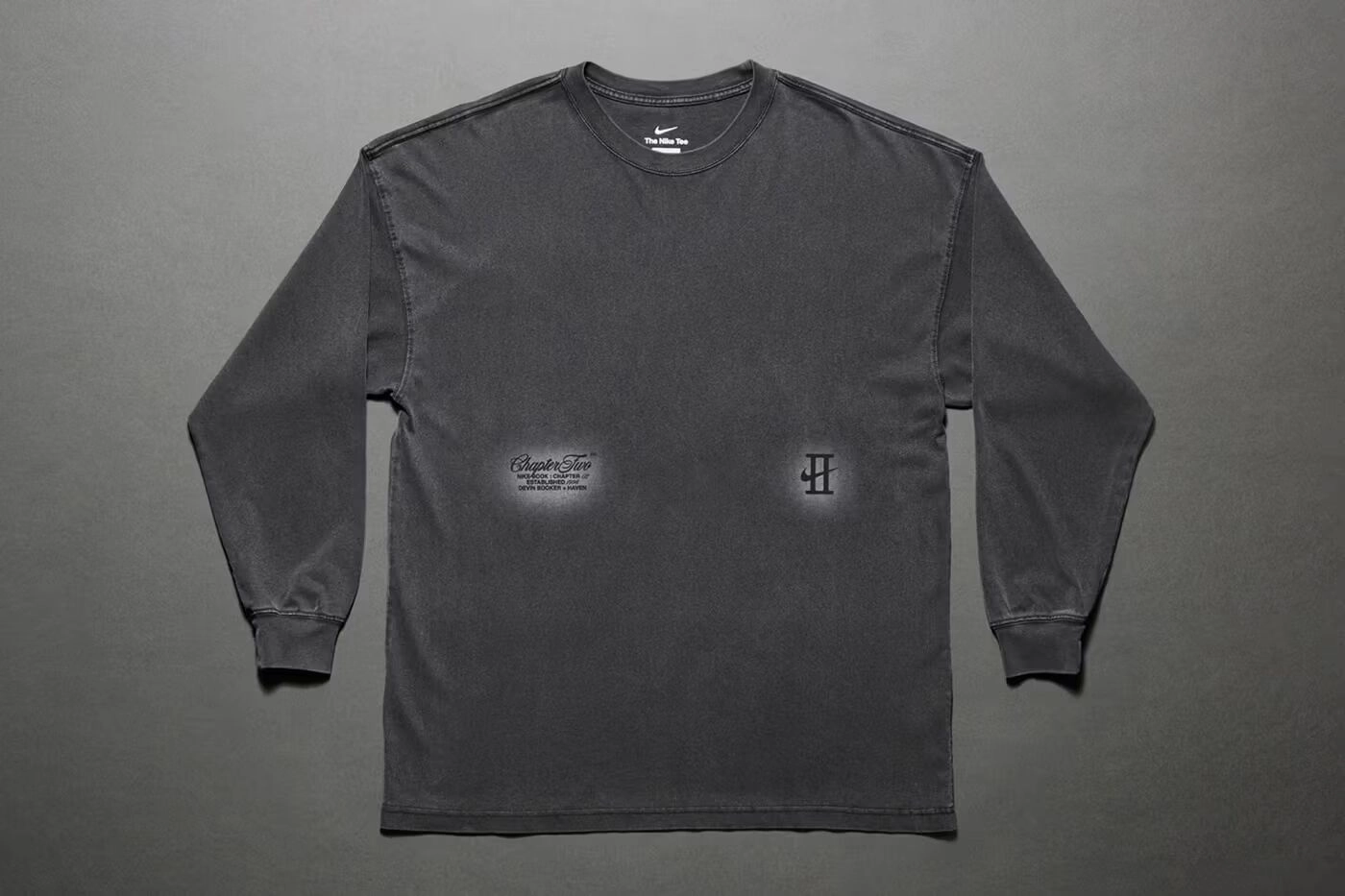 T-shirt gris à manches longues Nike x Devin Booker étalé sur fond gris