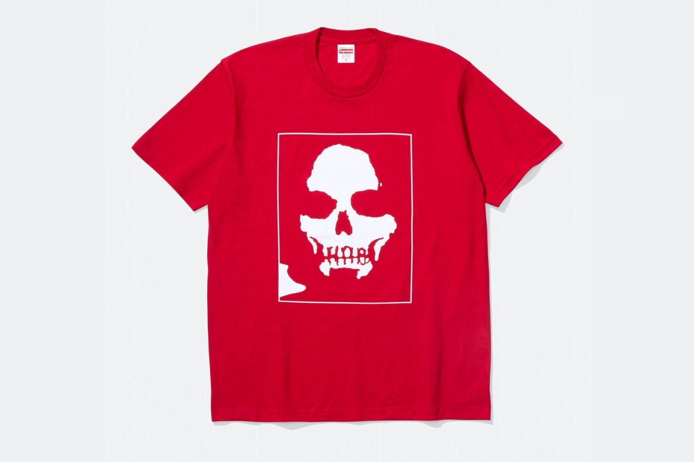 t-shirt rouge Supreme x Number (N)ine avec motif crâne en blanc posé à plat