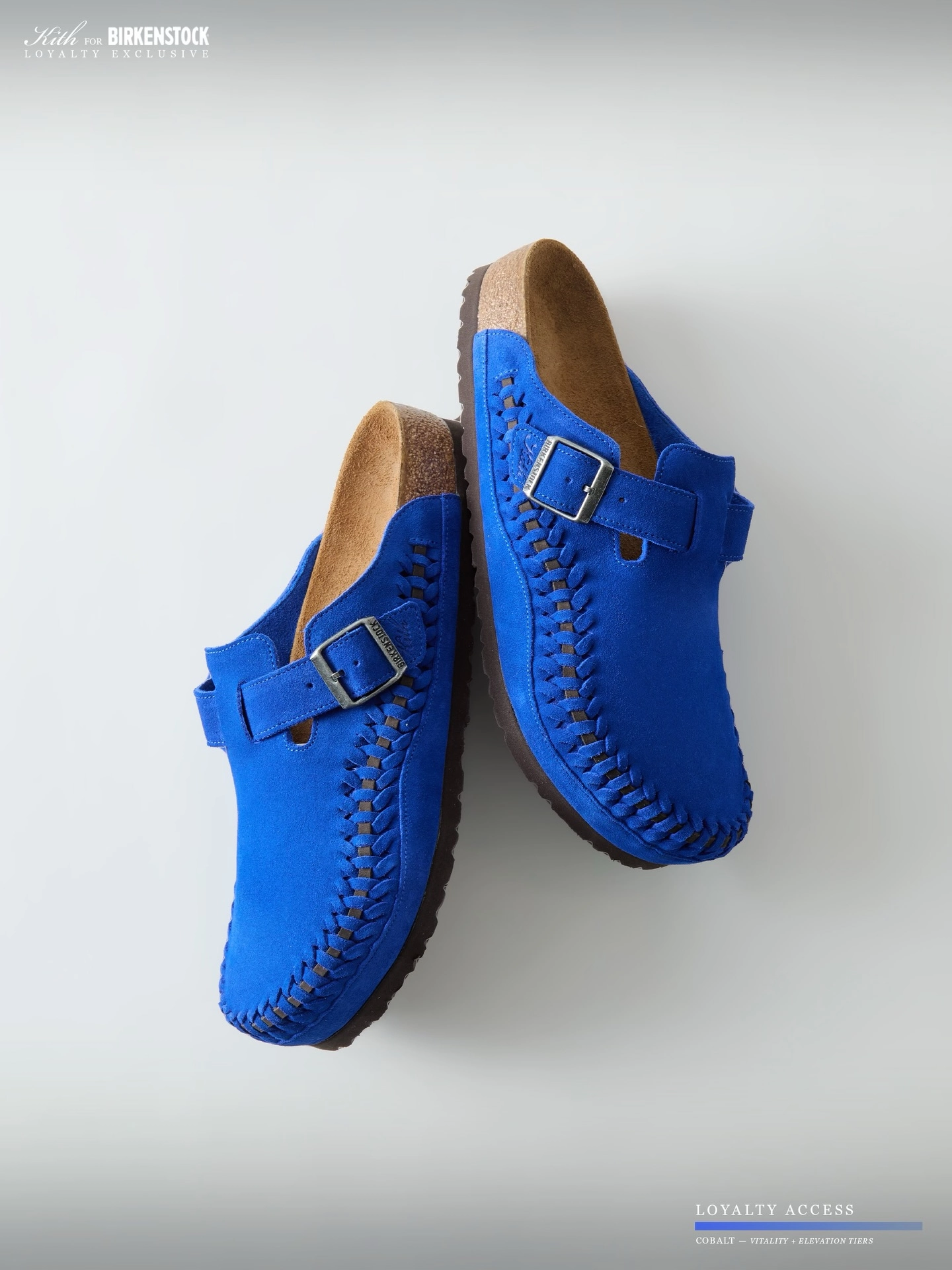 Mules Kith x Birkenstock en suède bleu cobalt avec boucle argentée vue du dessus