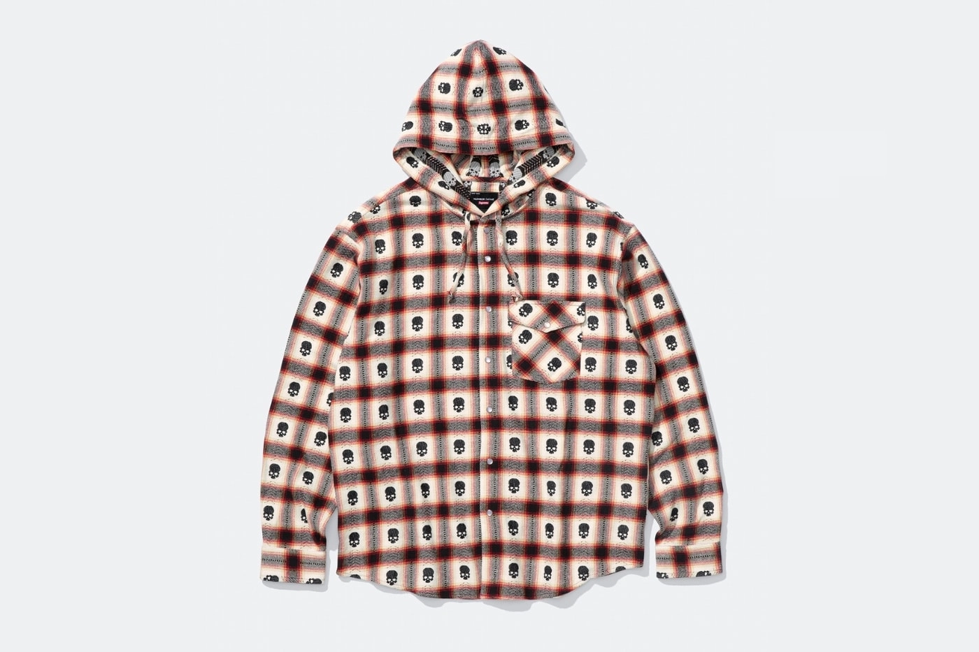 chemise à capuche à carreaux avec motifs de crânes, fond blanc