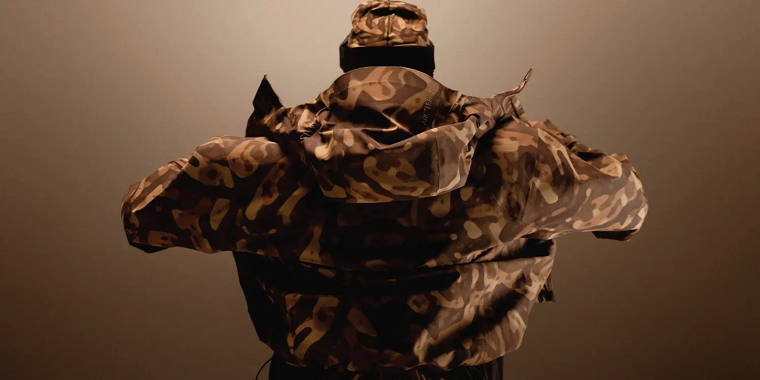 veste camouflage Arcteryx Atomic vue de dos sur fond neutre