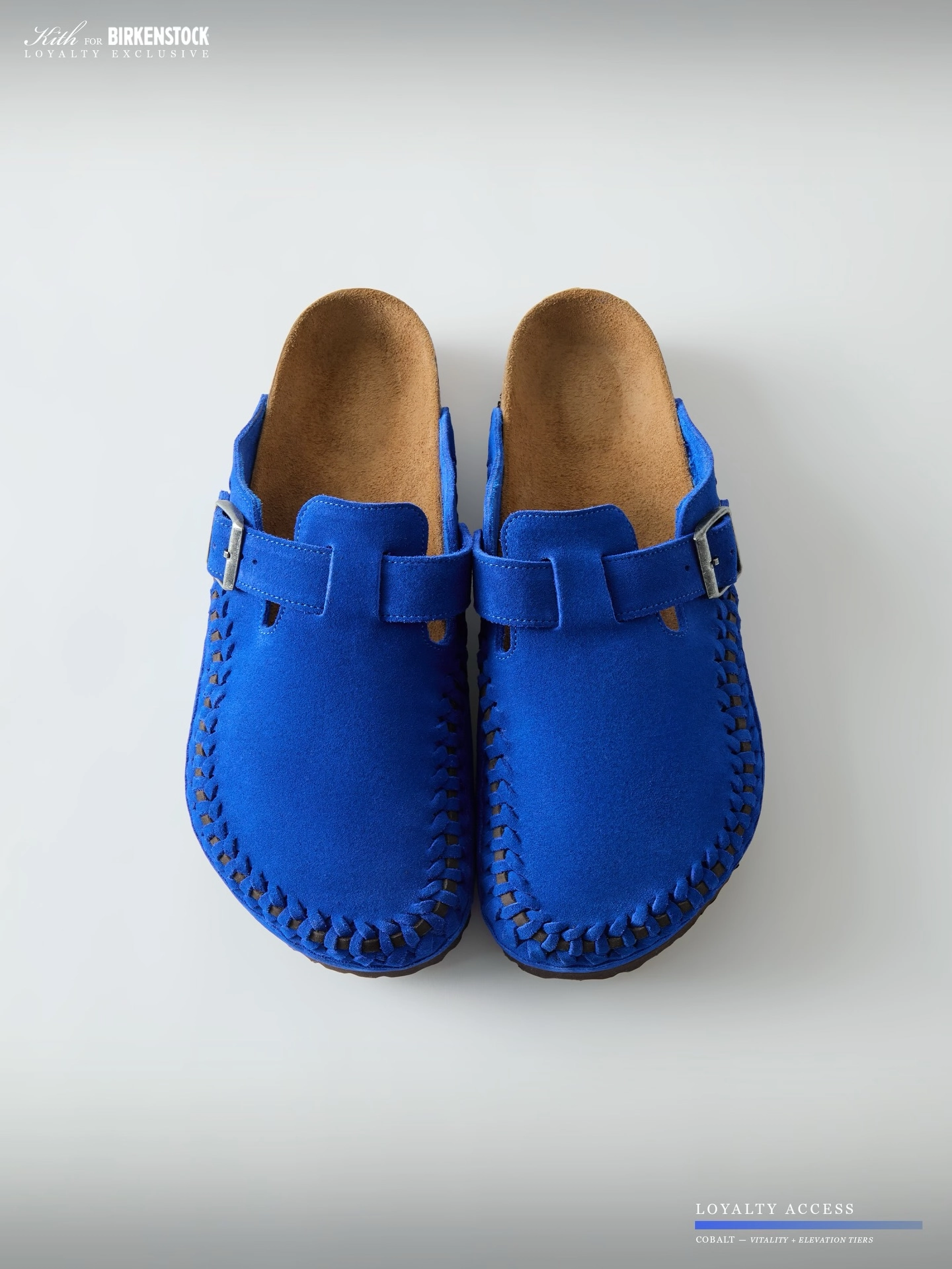 Sandales Kith x Birkenstock bleu cobalt posées sur fond gris clair, vue de dessus