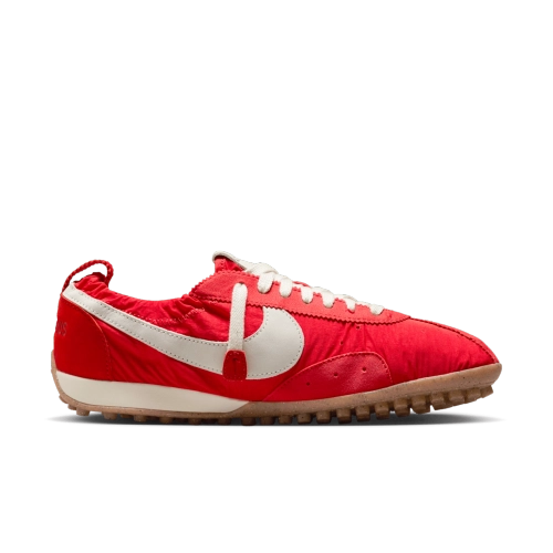 jacquemus-nike-jacumoon-university-red-hv8547-600.webp