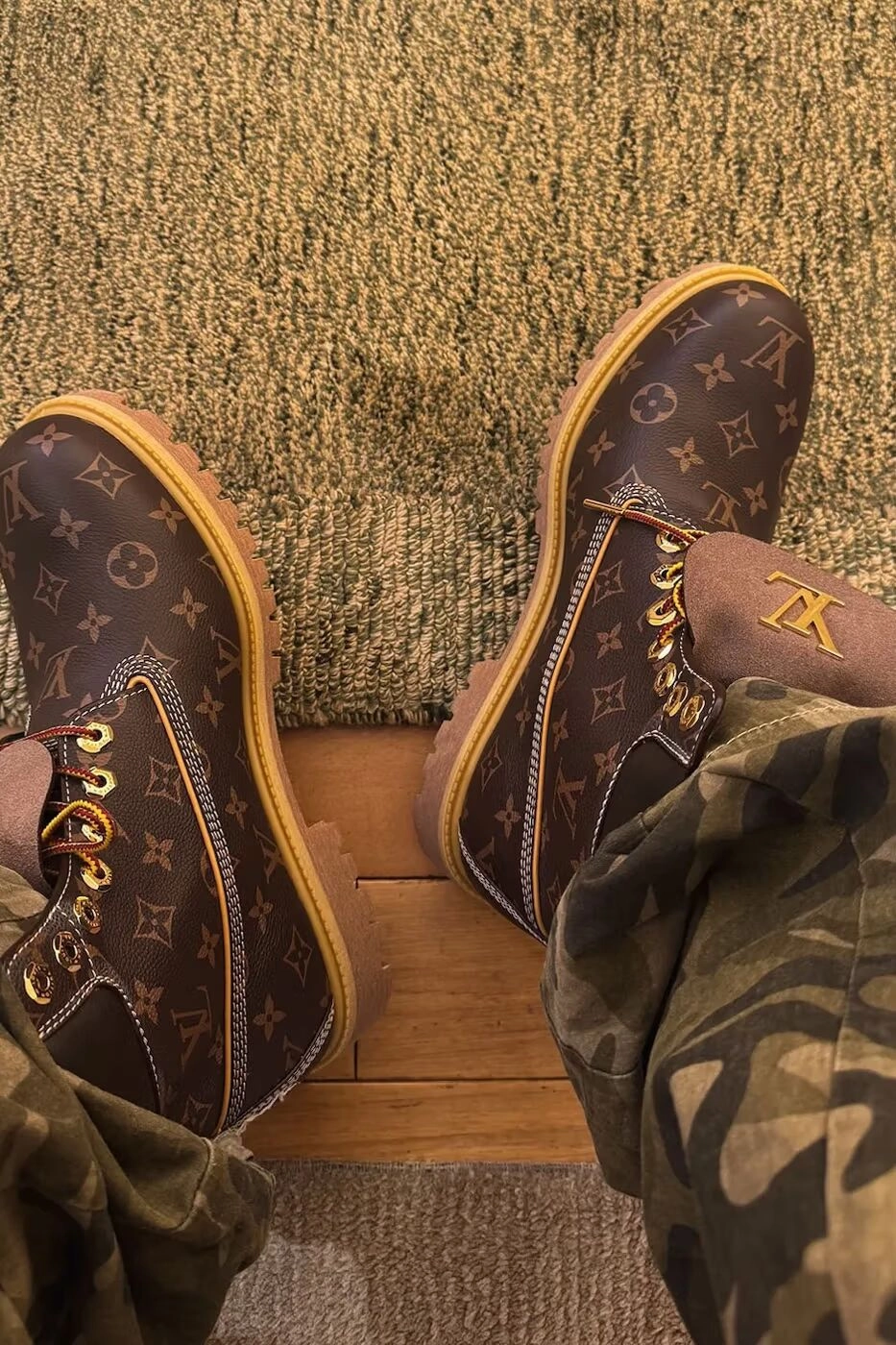 Bottes Timberland Louis Vuitton marron à motifs monogram porté
