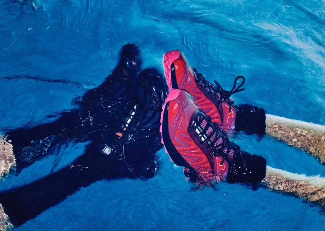 Deux salomon x aries whisper pack et noires immergées dans l'eau bleue