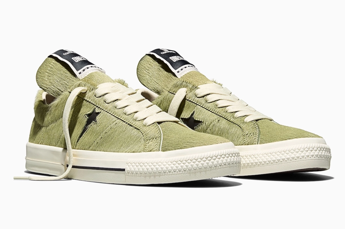 paire de sneakers Rick Owens Converse DRKSHDW vertes posées sur fond blanc de trois quart