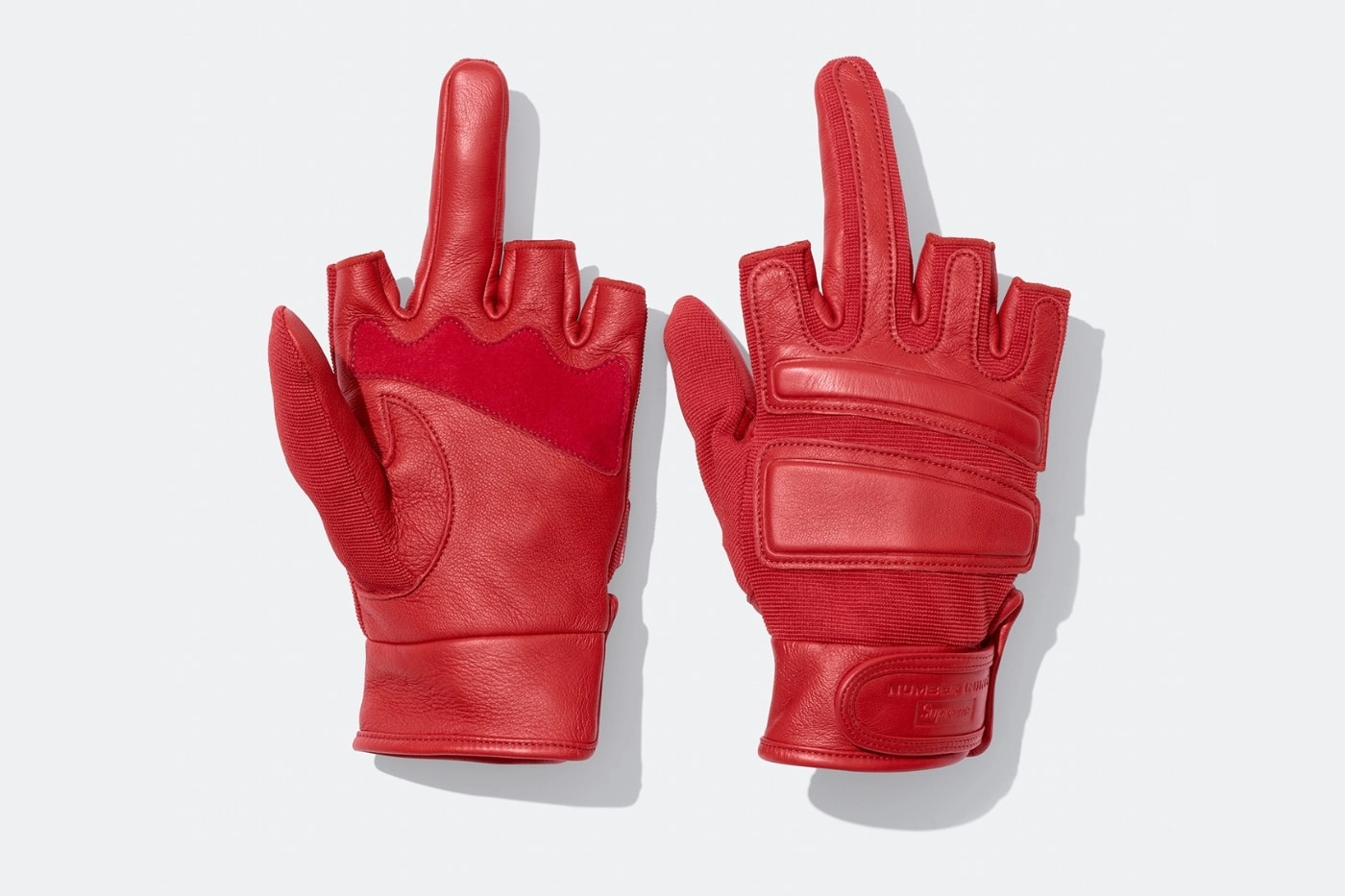 paire de gants rouges Supreme Number N(ine) posés sur fond blanc