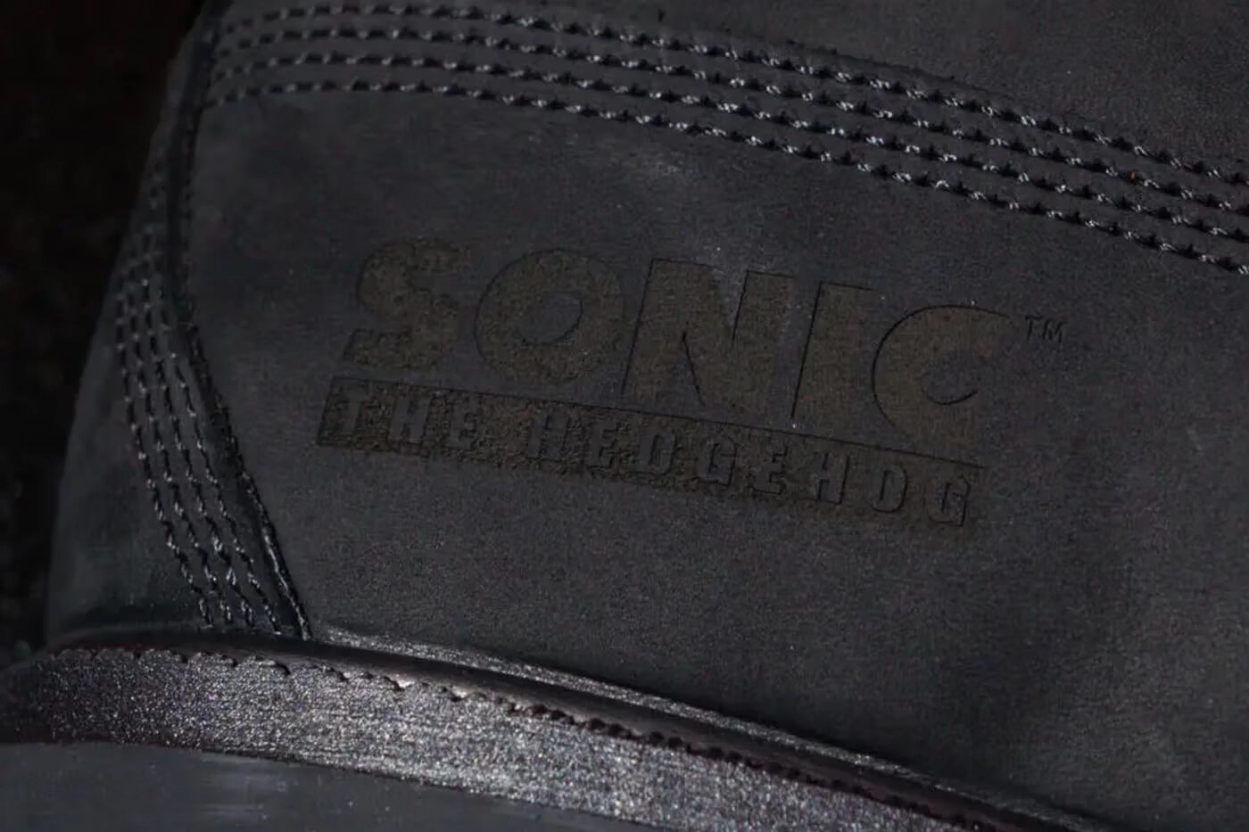 Détail des bottes Timberland noires avec logo Sonic the Hedgehog