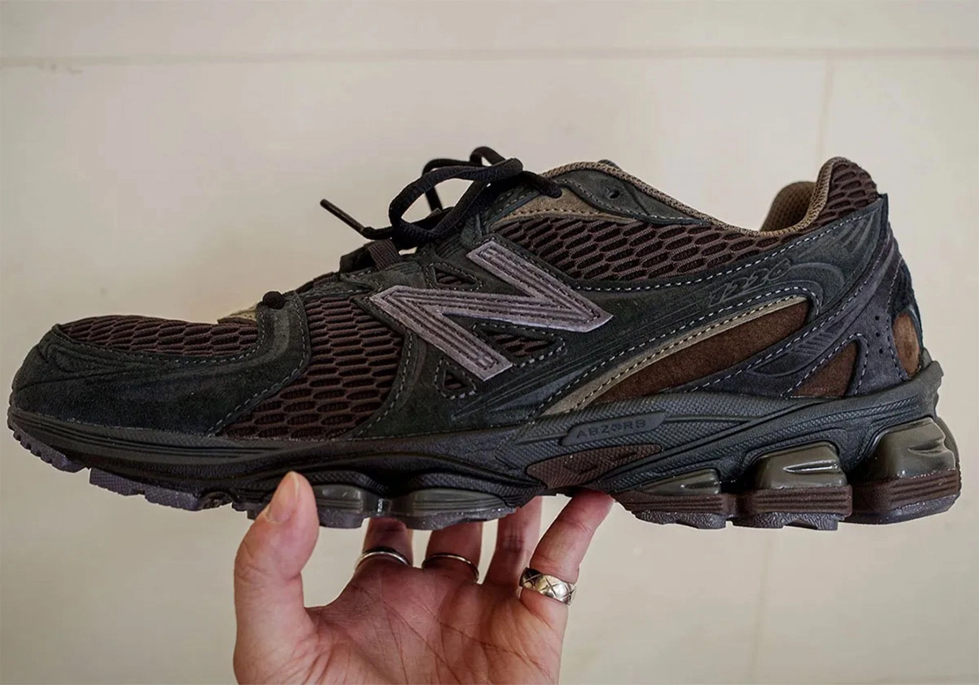 New Balance 1226 x COMME des GARÇONS HOMME, profil brun et noir avec unité ABZORB