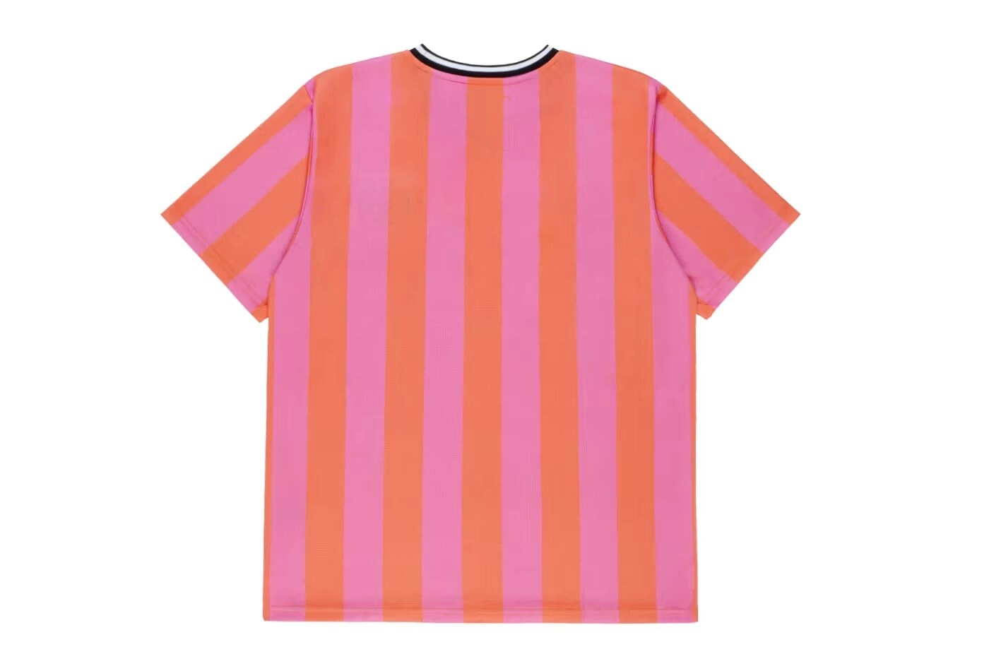 Vue arrière du t-shirt à rayures verticales roses et orange sur fond blanc