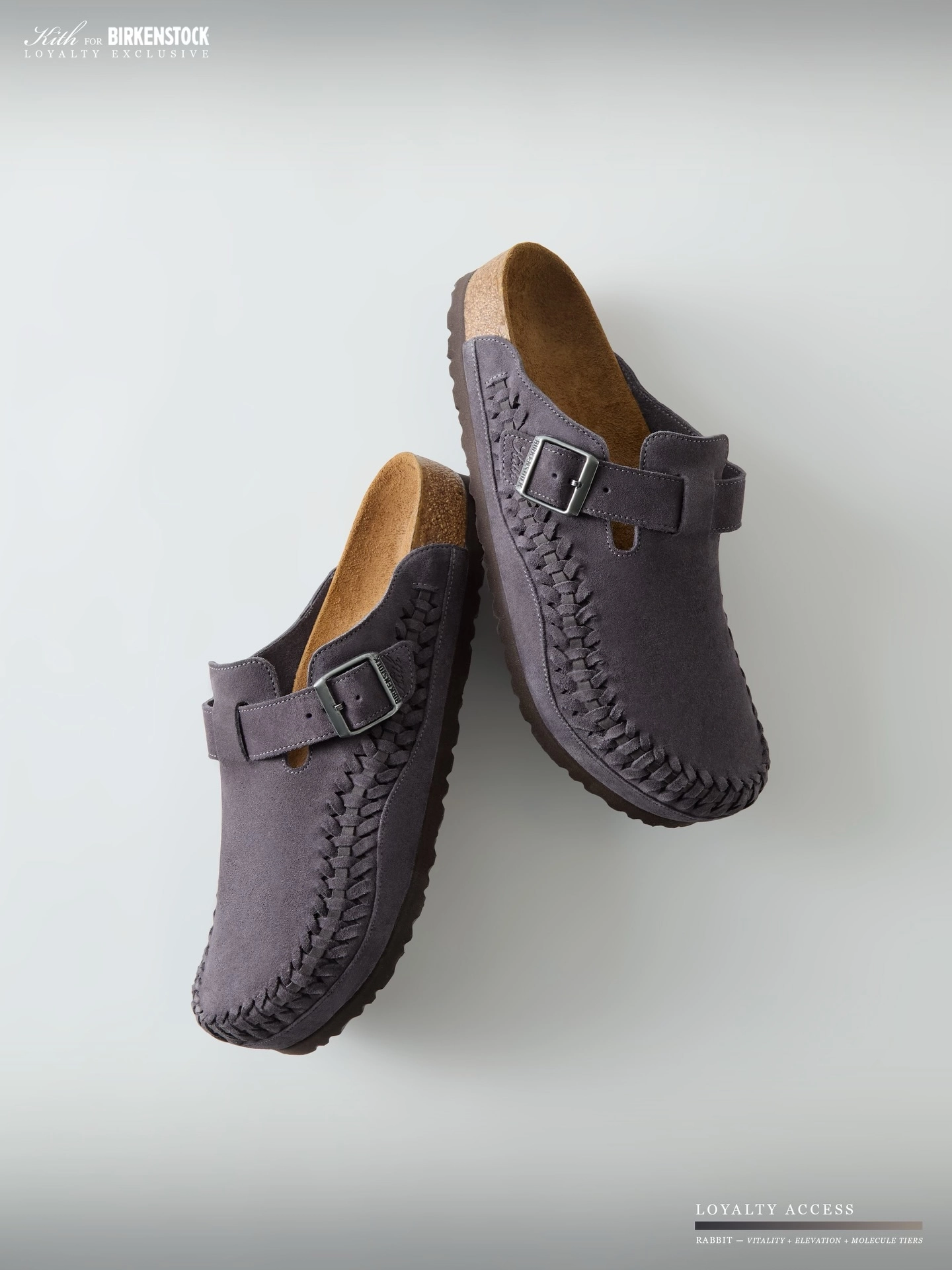 Sabots en cuir gris Kith x Birkenstock avec détails tressés vus de dessus sur fond clair