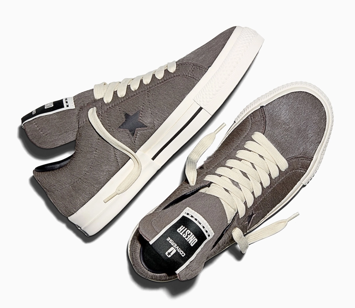 Deux sneakers Converse Rick Owens DRKSHDW grises avec étoile noire vues de dessus et du côté