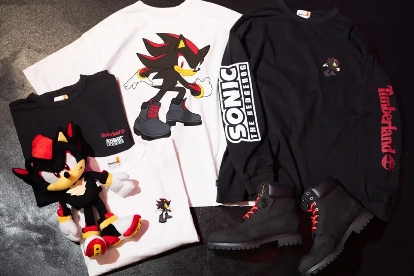 Ensemble de vêtements Timberland x Sonic avec t-shirts et bottes noires Shadow le Hérisson sur fond noir