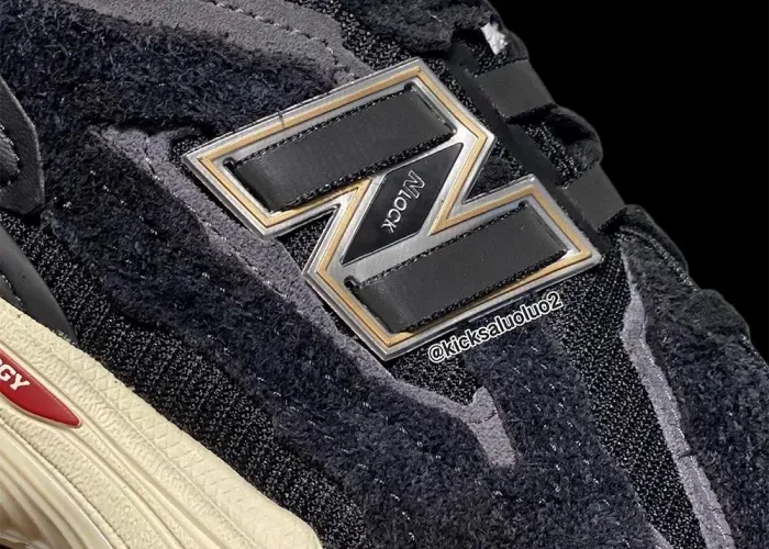 new-balance-1906d-protection-pack-navy 01.webp