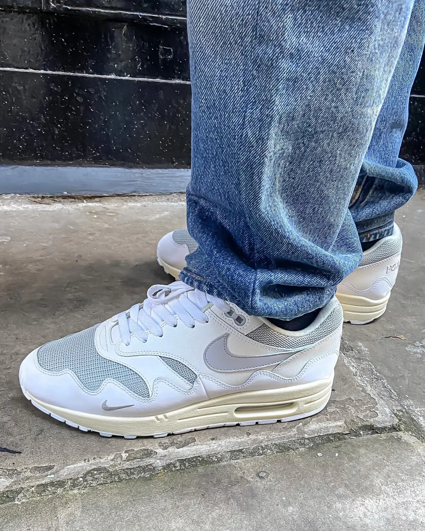 patta x nike am1 white grey