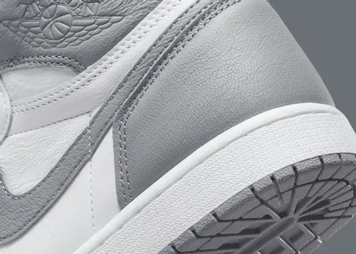 air-jordan-1-retro-high-og-stealth-555088-037 08.webp