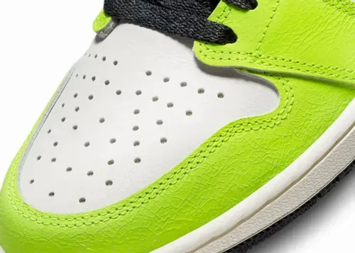 air-jordan-1-retro-high-og-visionaire-555088-702 7.webp