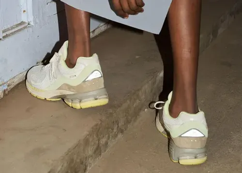 auralee-new-balance-2002r-white 02.webp