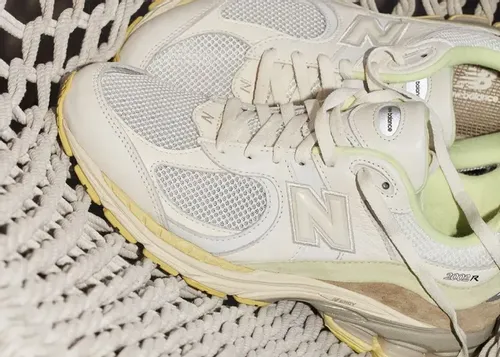 auralee-new-balance-2002r-white 03.webp