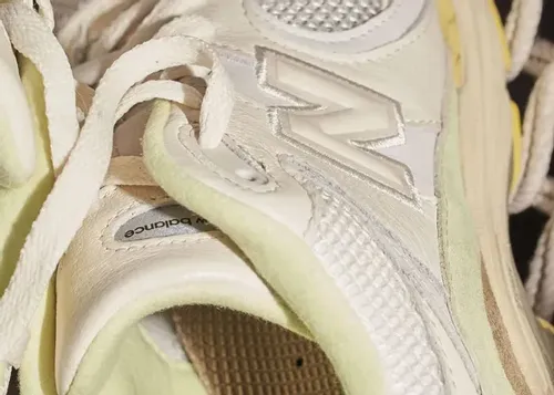 auralee-new-balance-2002r-white 04.webp