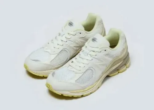 auralee-new-balance-2002r-white 07.webp