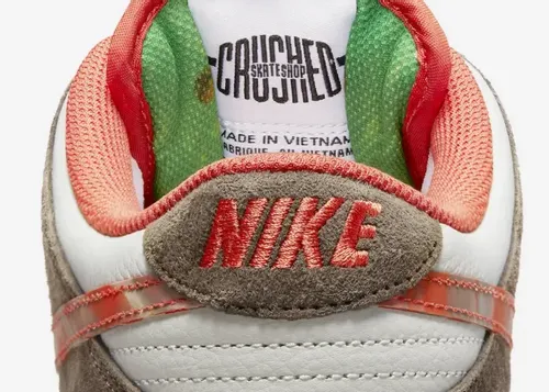 crushed-dc-nike-sb-dunk-low-dh7782-001 10.webp