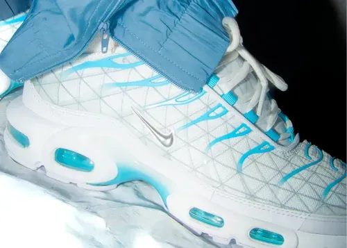 nike-air-max-plus-marseille-fq2397-100 02.webp