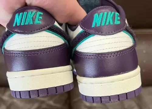 nike-dunk-low-chenille-swoosh 03.webp