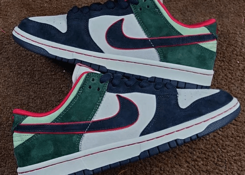 Image de nike-dunk-low-navy-green-red.png